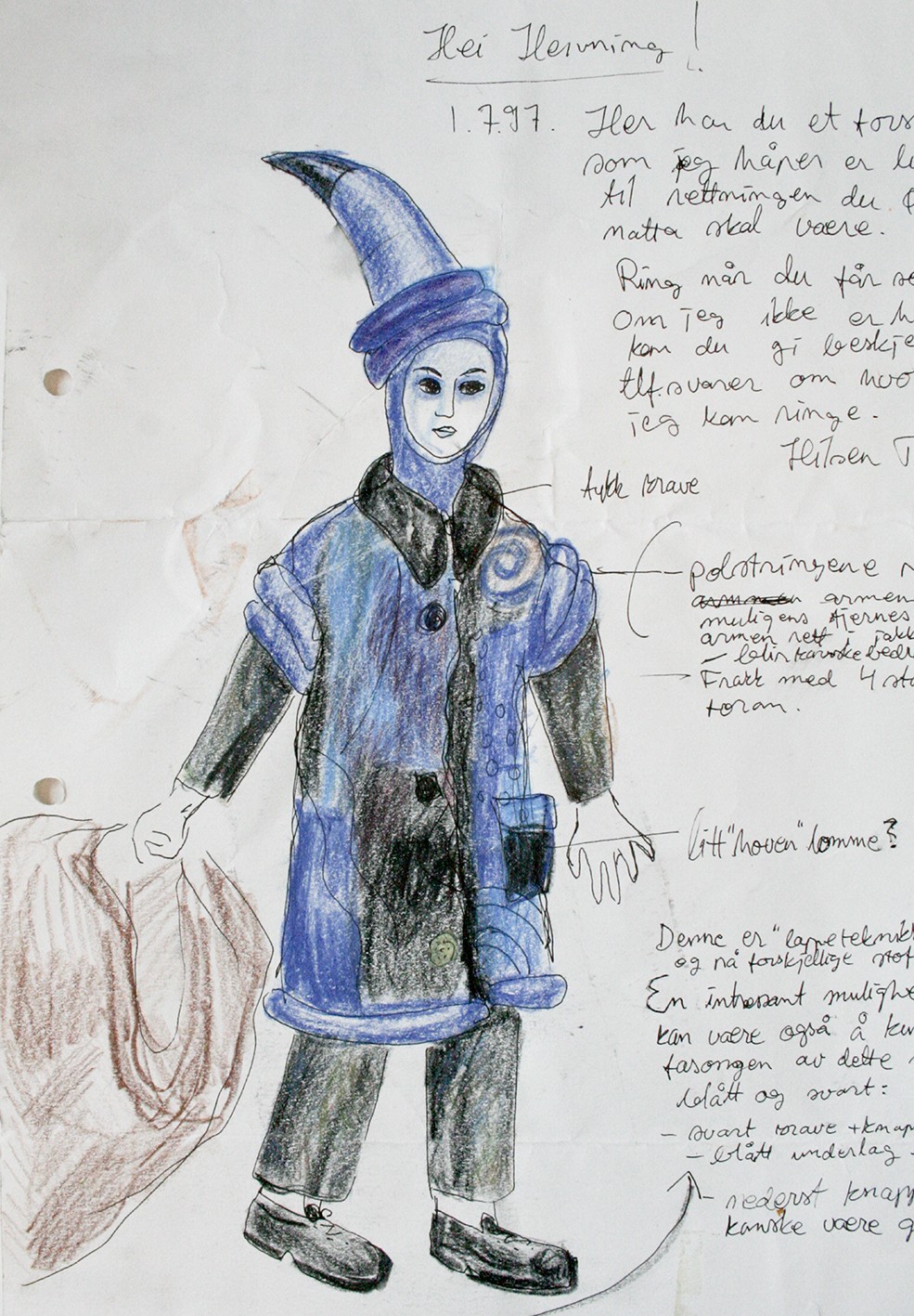En skisse til et kostyme med blå spiss hatt og blå kåpe