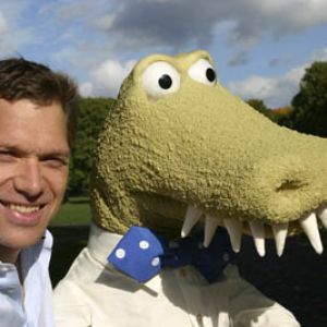 Forfatter Henrik Hovland poserer med Johannes Jensen-krokodille.