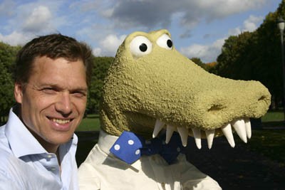 Forfatter Henrik Hovland poserer med Johannes Jensen-krokodille.