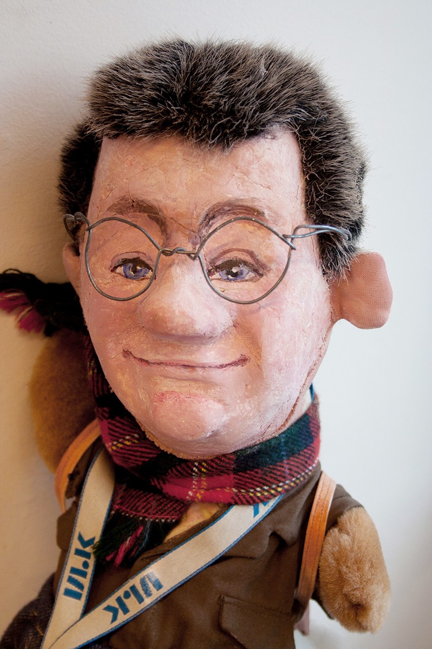 En mannlig look-alike figur med briller
