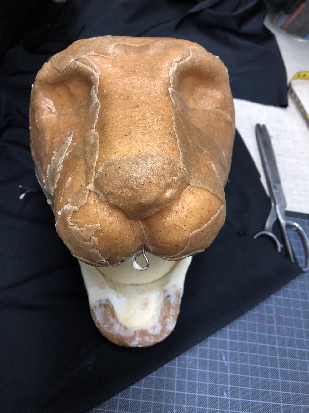 En løvehode-form med åpen munn.